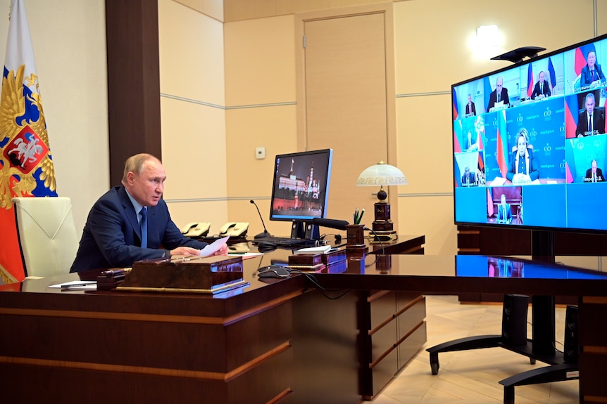 俄罗斯总统弗拉基米尔·普京通过视频会议主持安理会会议