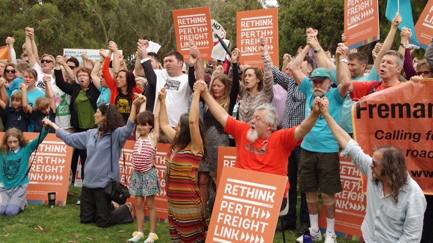 Roe 8 protest in Beeliar