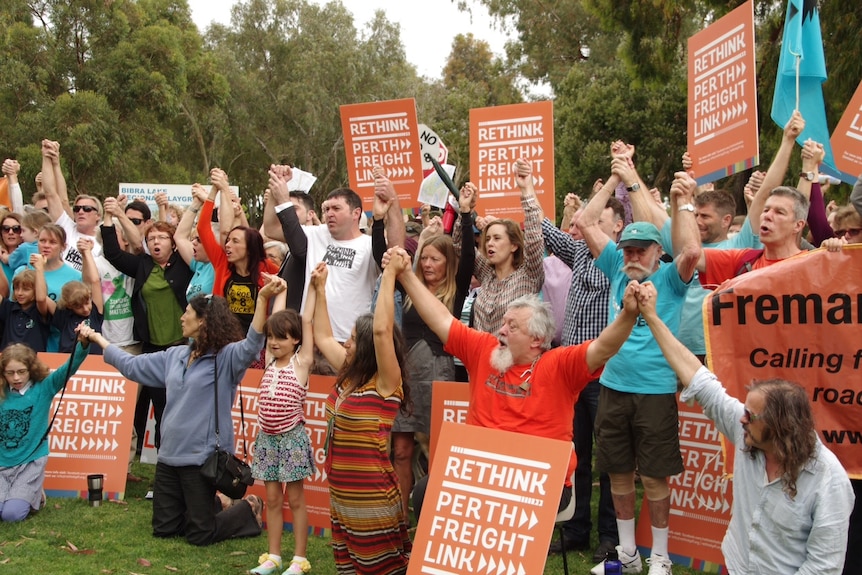 Roe 8 protest in Beeliar