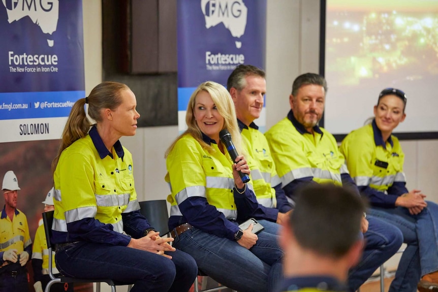 La patronne de Fortescue, Elizabeth Gaines, est assise et parle dans un microphone sur un panneau avec d'autres personnes.