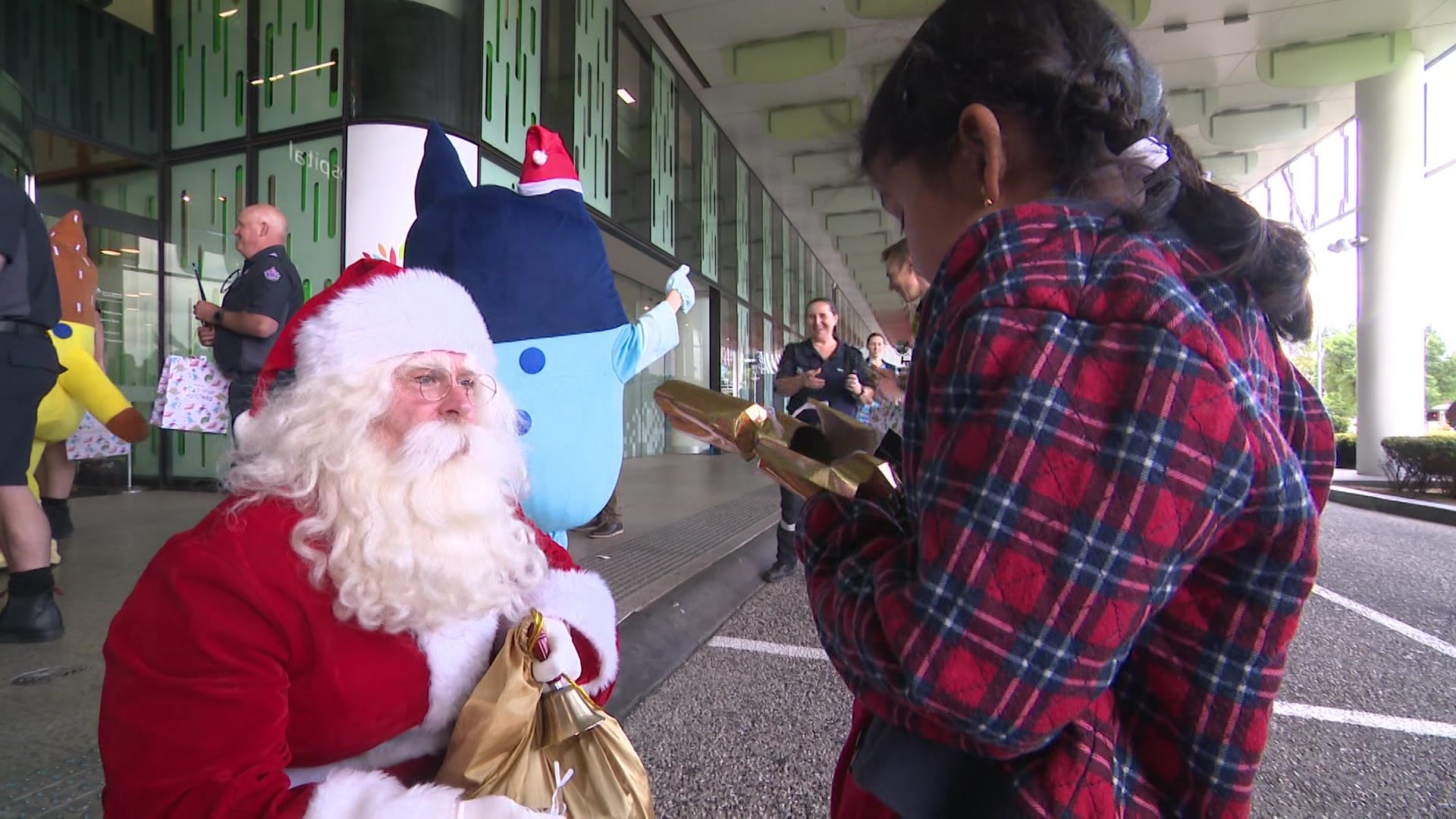 Charity, church services and cheer as Australians give back on Christmas Day
