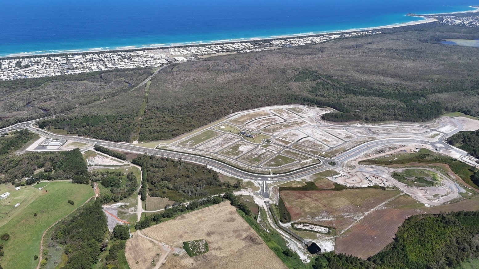 Foto aérea do local de desenvolvimento perto da costa