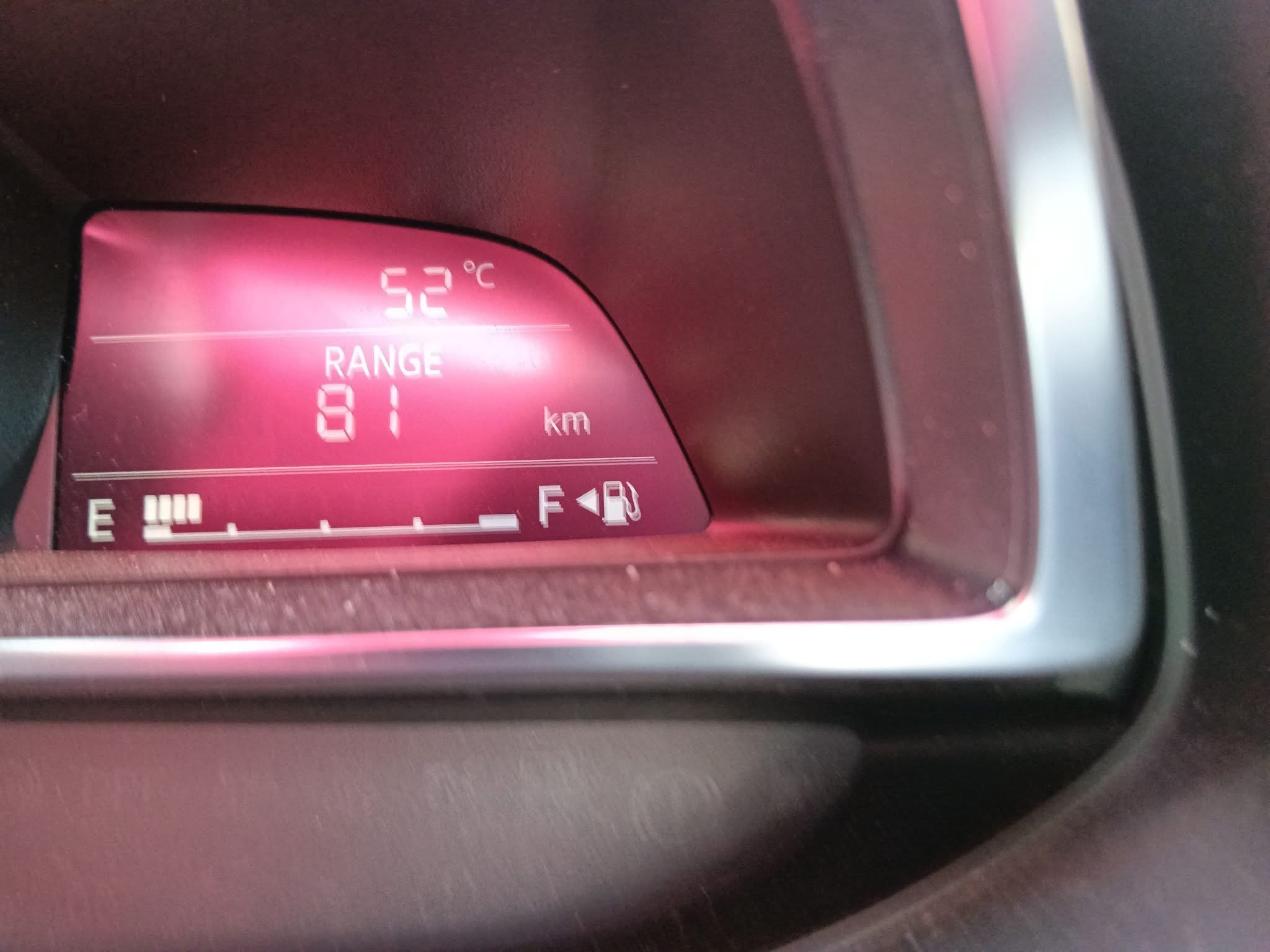 El indicador de temperatura de un automóvil muestra 52 grados