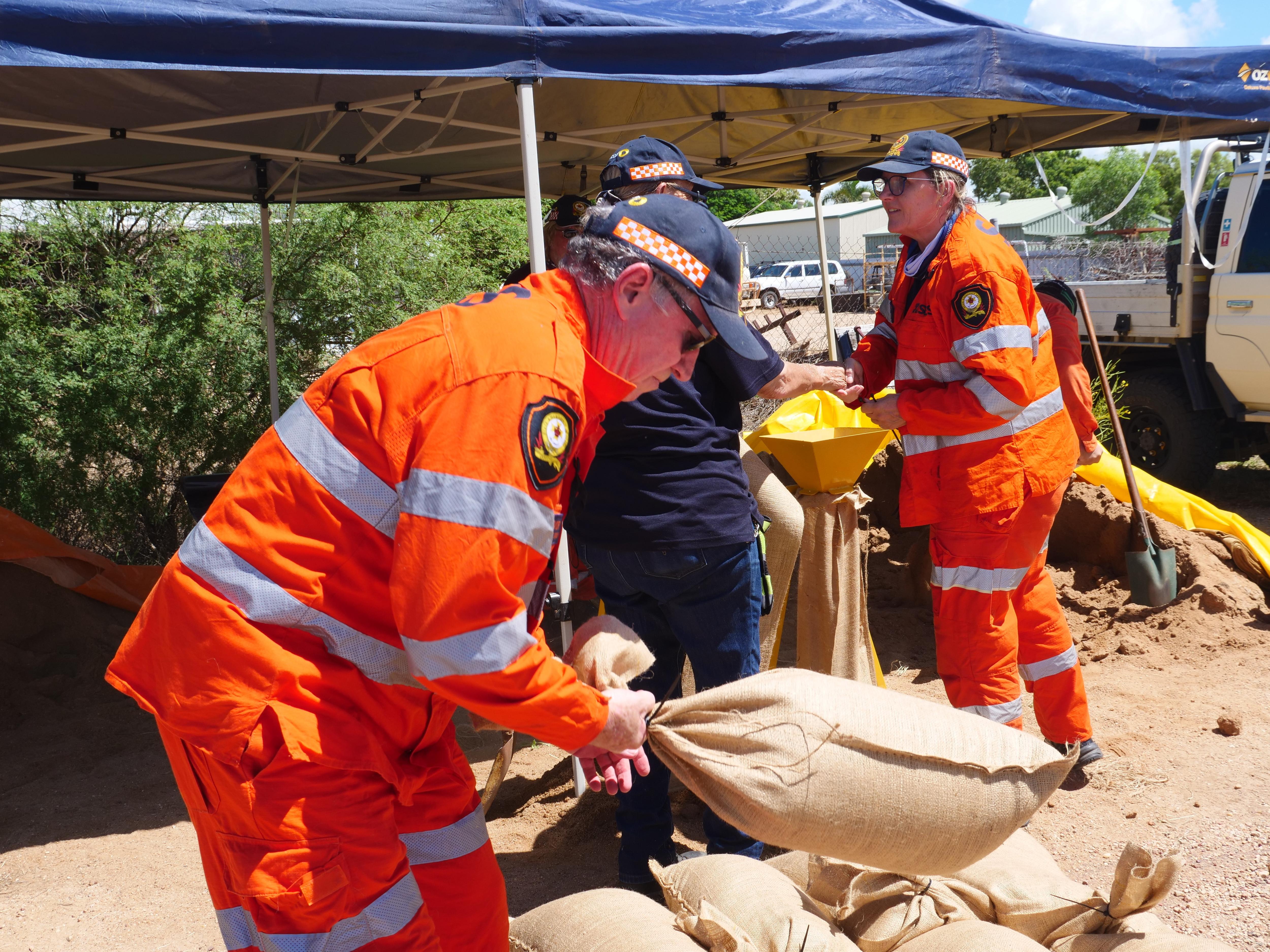Outback Queensland town prepares for flooding as Bundaberg clean-up begins