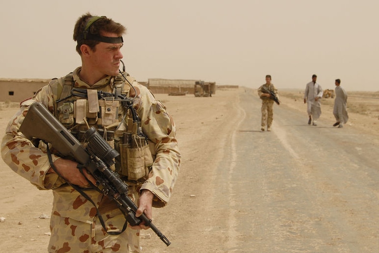 在伊拉克道路上巡逻的士兵