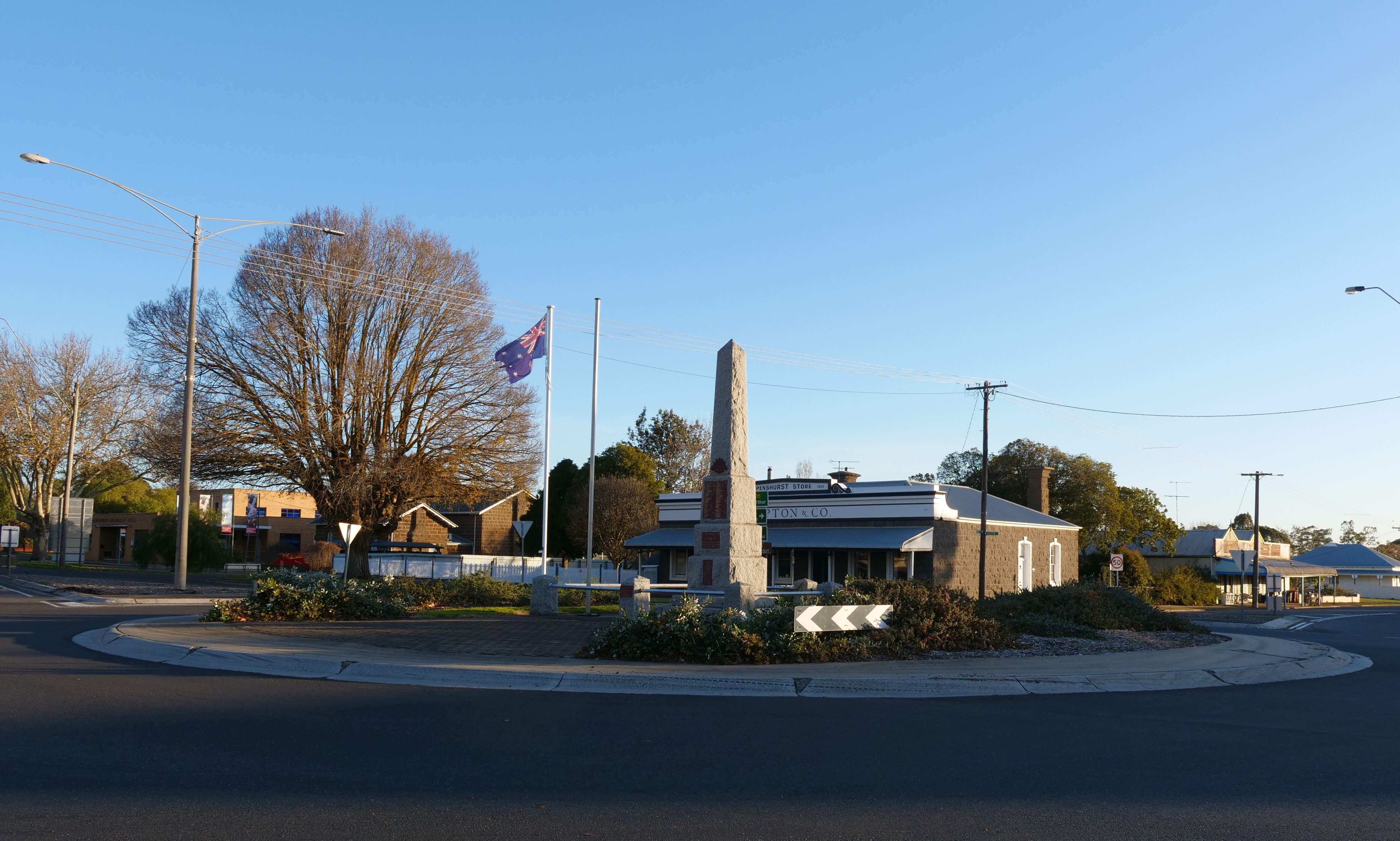 Una rotonda en la calle principal de Penshurst.