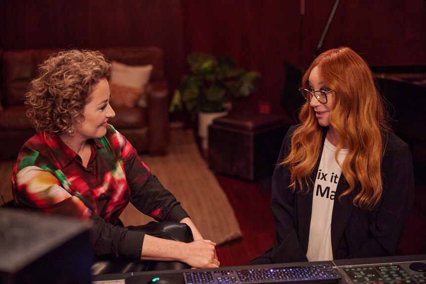 Zan Rowe and Tori Amos looking at each other, Tori talking