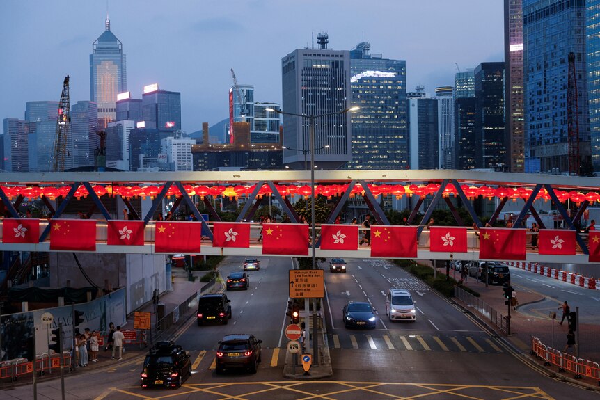 中国和香港的国旗作为国庆庆祝的装饰物挂在人行天桥上。
