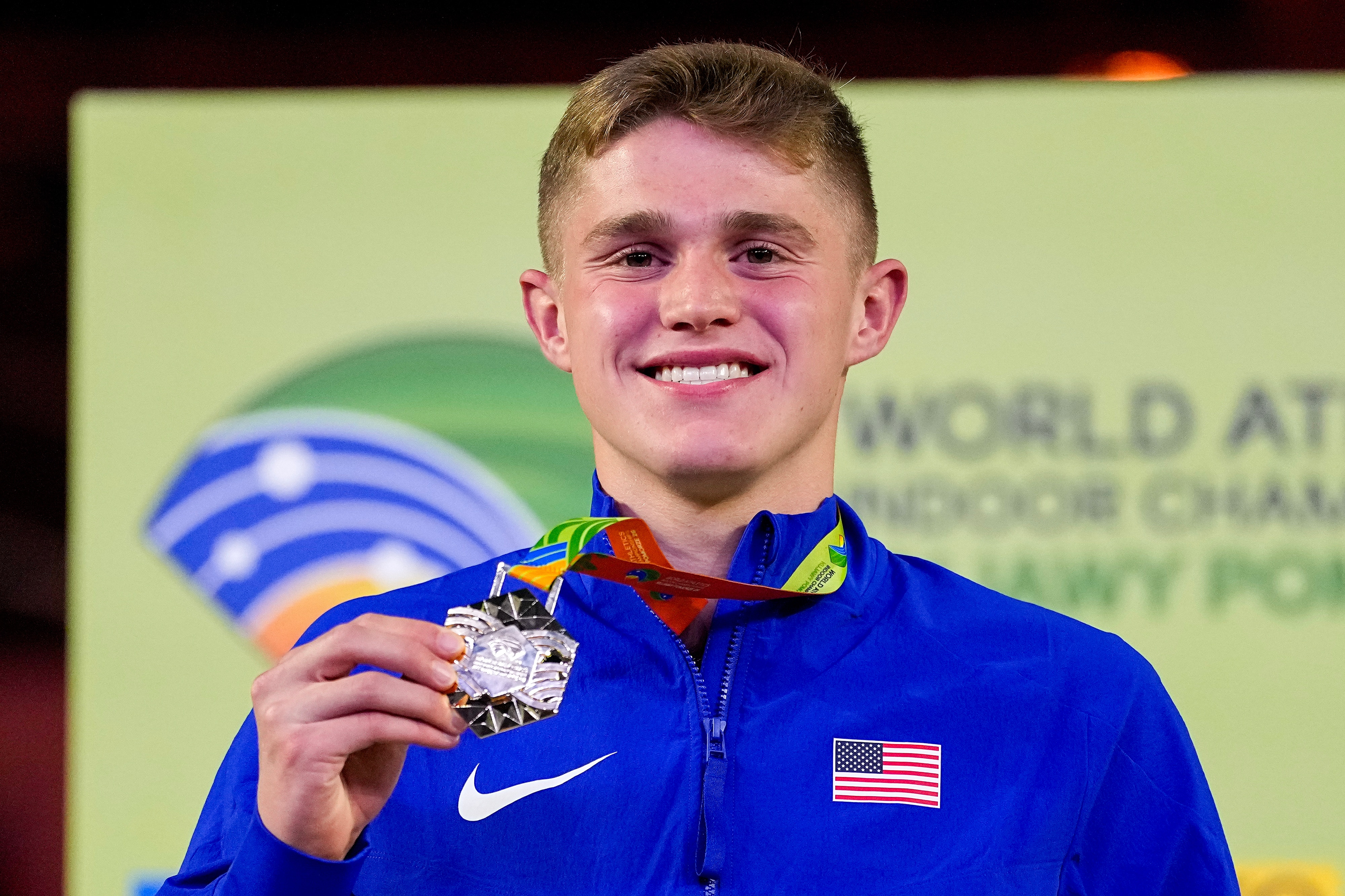 Cooper Lutkenhaus segura sua medalha de ouro na mão direita no Campeonato Mundial de Atletismo Indoor.