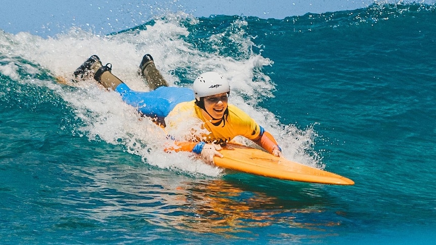 La compétitrice de surf adaptatif Chloe Murnane, une placeuse dans la compétition d’Hawaï