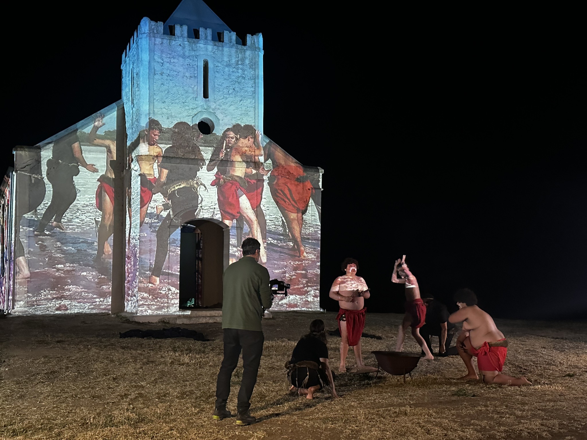 Dançarinos indígenas à noite.