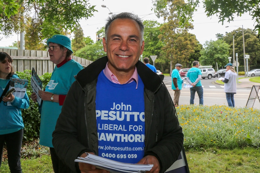 A man wearing a 'John Pesutto - Liberal for Hawthorn' shirt.