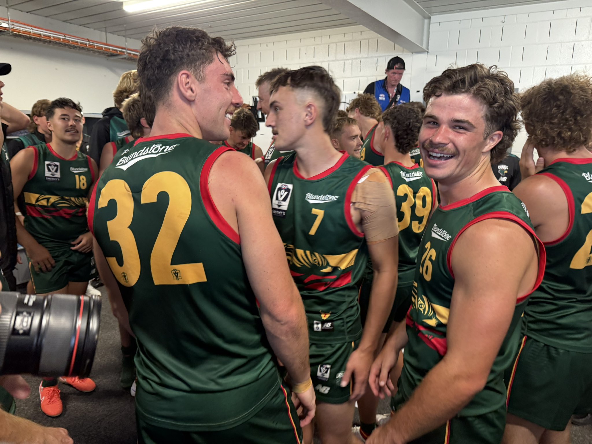 um grupo de homens com camisas de futebol verdes