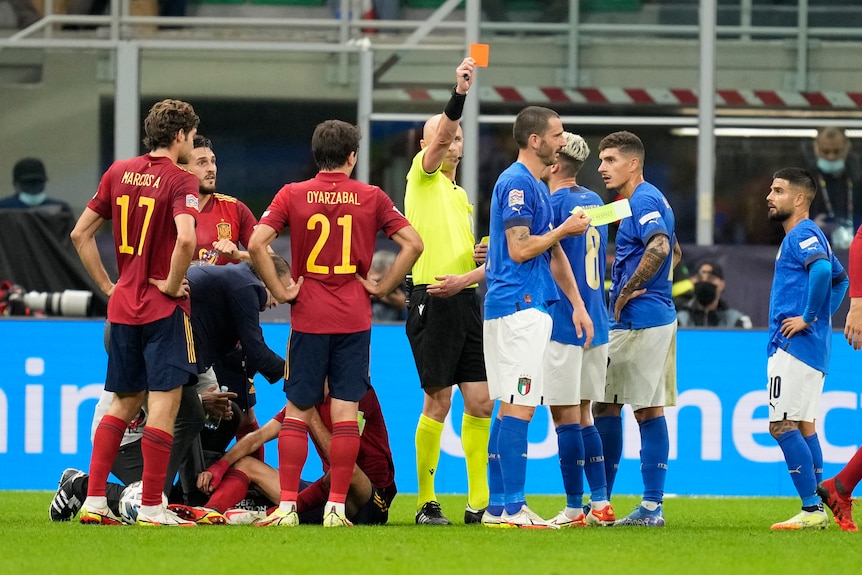 Leonardo Bonucci se quita el brazalete y gira cuando el árbitro lleva tarjeta roja