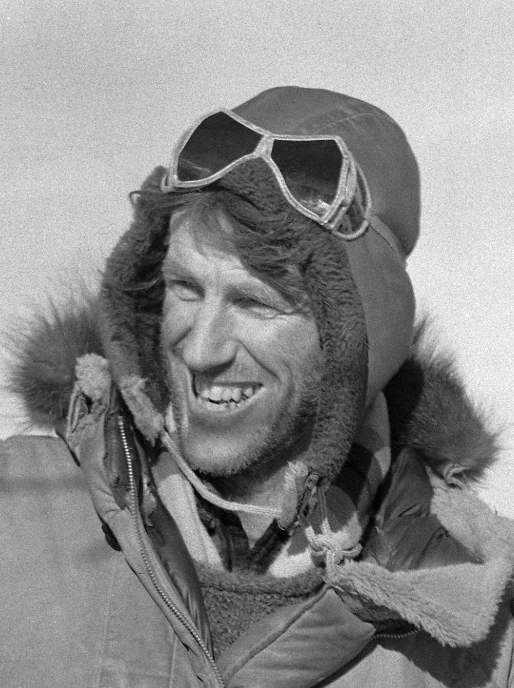 Fotografia em preto e branco de Sir Edmund Hillary sorrindo.