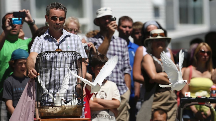 Doves released for Quebec train crash victims