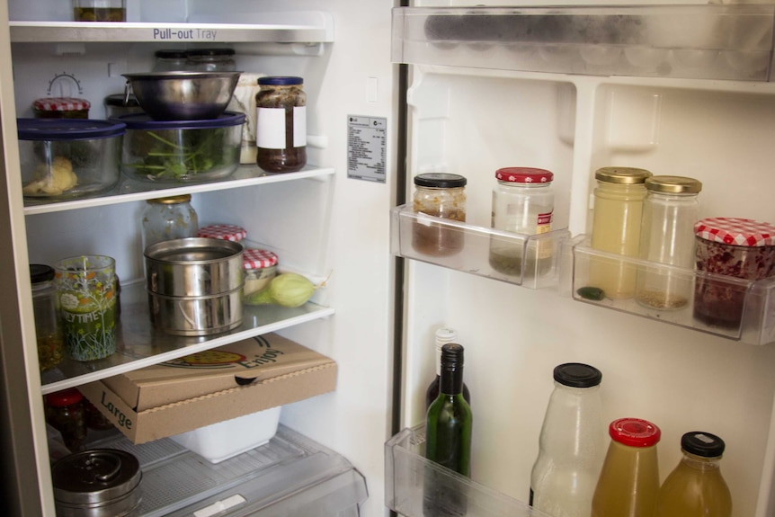 Plastic-free fridge interior