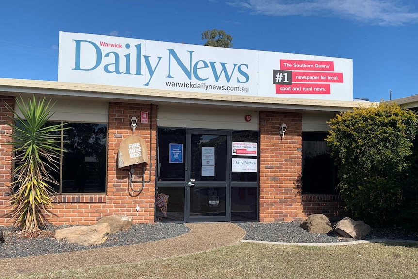 A picture of a newspaper office with Warwick Daily News on the exterior