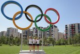 British handballers pose under the Olympic rings