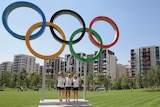 British handballers pose under the Olympic rings