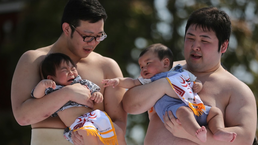 인구 문제가 악화되면서 일본의 신생아 수가 사상 최저 수준으로 떨어졌습니다.