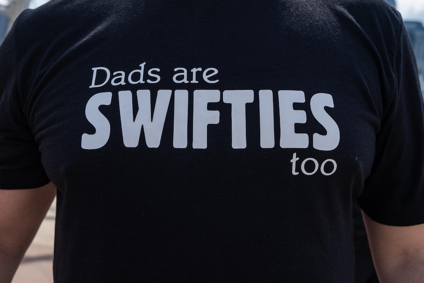 Мужчина в футболке с надписью «Отцы тоже стрижи»