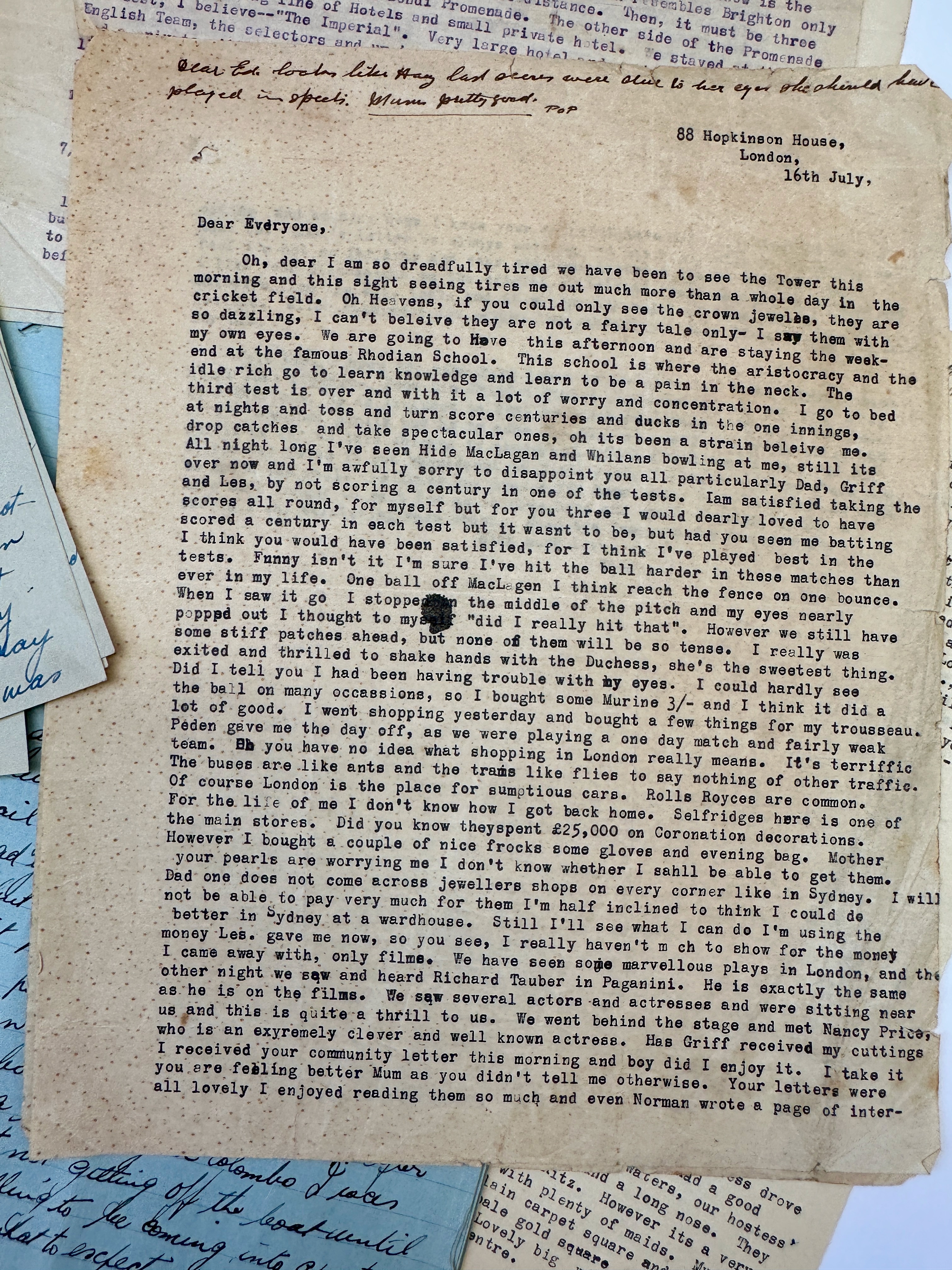 Uma carta digitada em uma máquina de escrever antiga