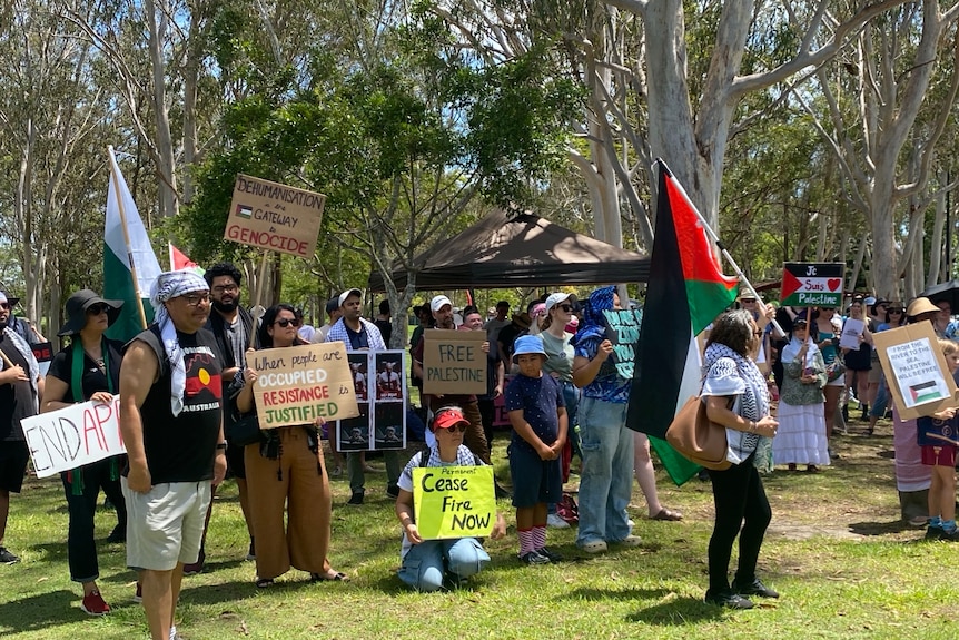 Crowd at Brisbane Logan Gardens for a pro-palestinian protest