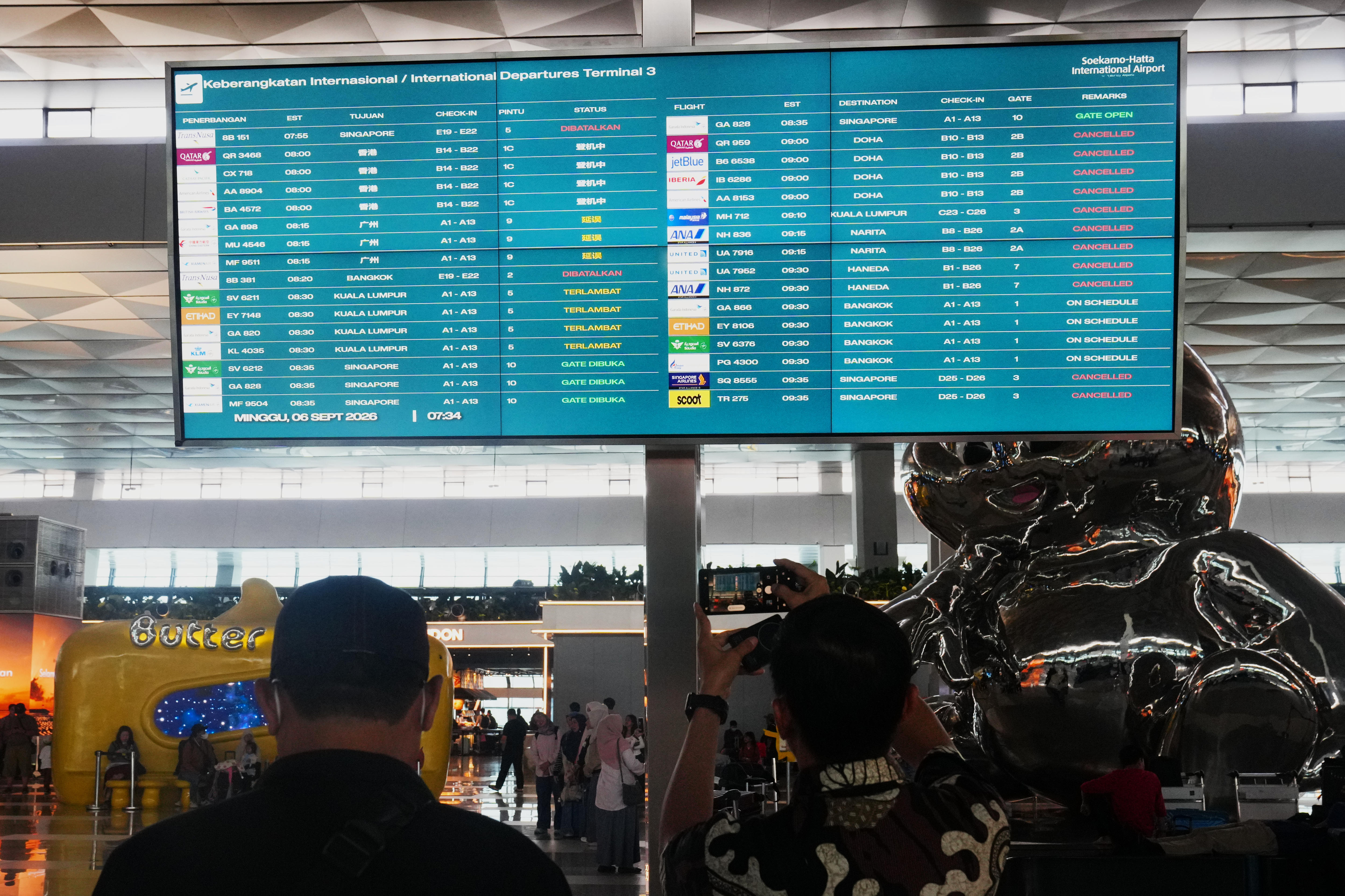 Flights in Indonesia suspended due to volcano Mount Anak Krakatau eruption