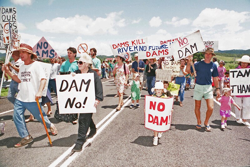 Protesters with signs that say 'no dam'.