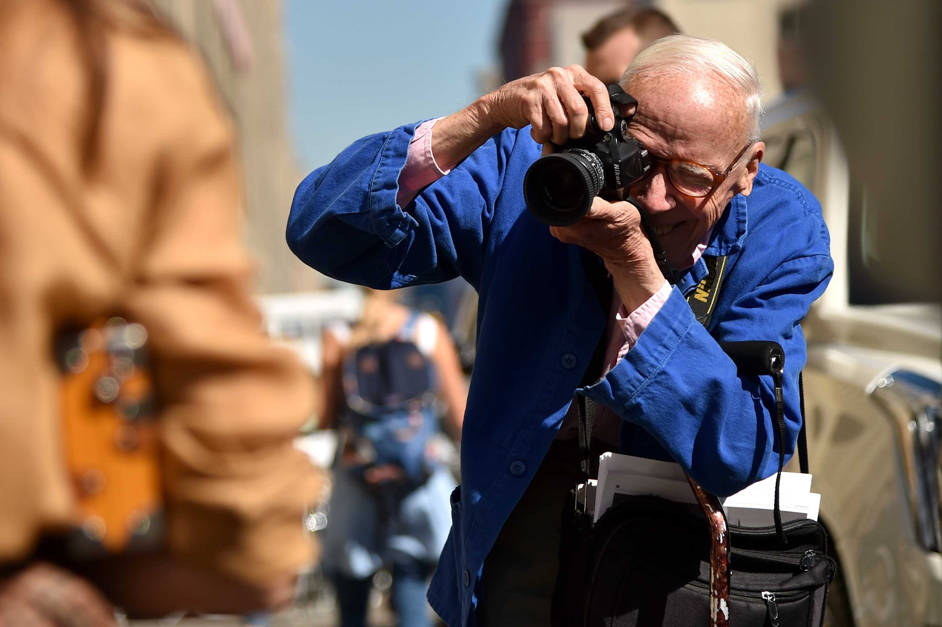 Bill Cunningham: New York Times fashion photographer dies at 87 - ABC News