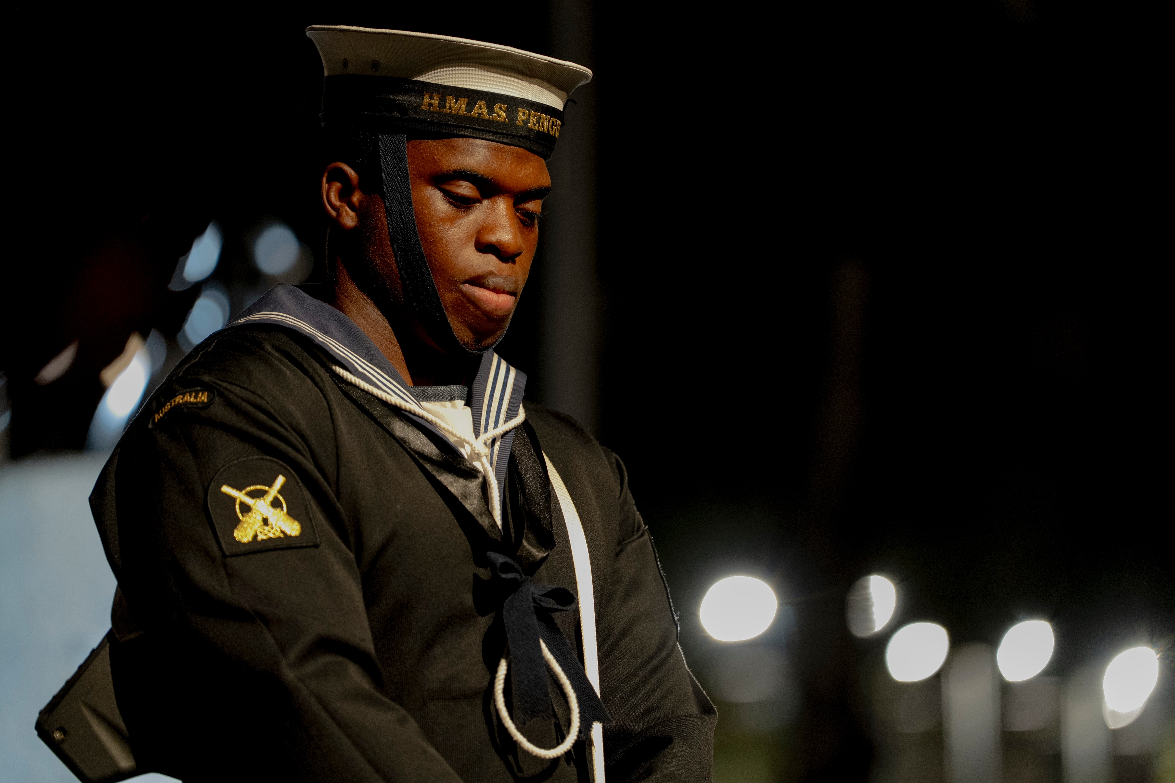 Un soldado con uniforme militar. 