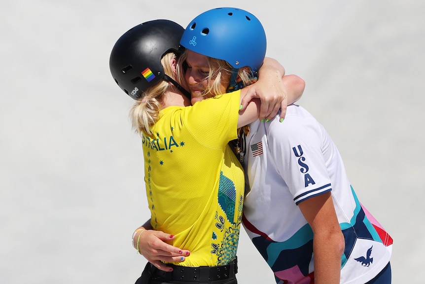 Deskorolkarz Bobby Olsen przytula zawodnika Bryce'a Wechsteina podczas igrzysk olimpijskich w Tokio