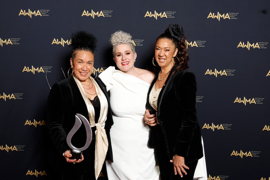 AWMA winners Vika & Linda with Katie Noonan