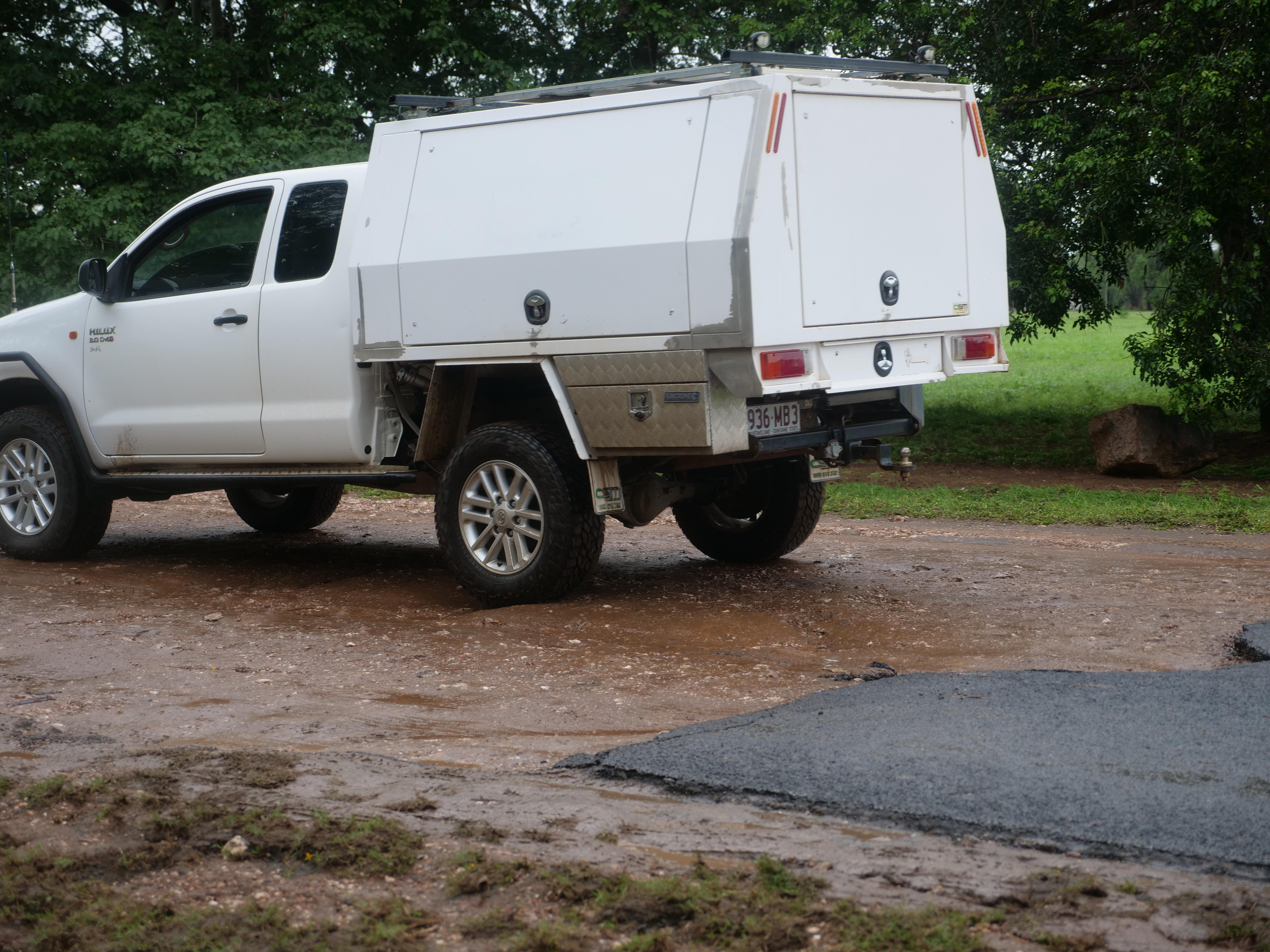 Carreteras dañadas por las inundaciones, hay un metro cerca.