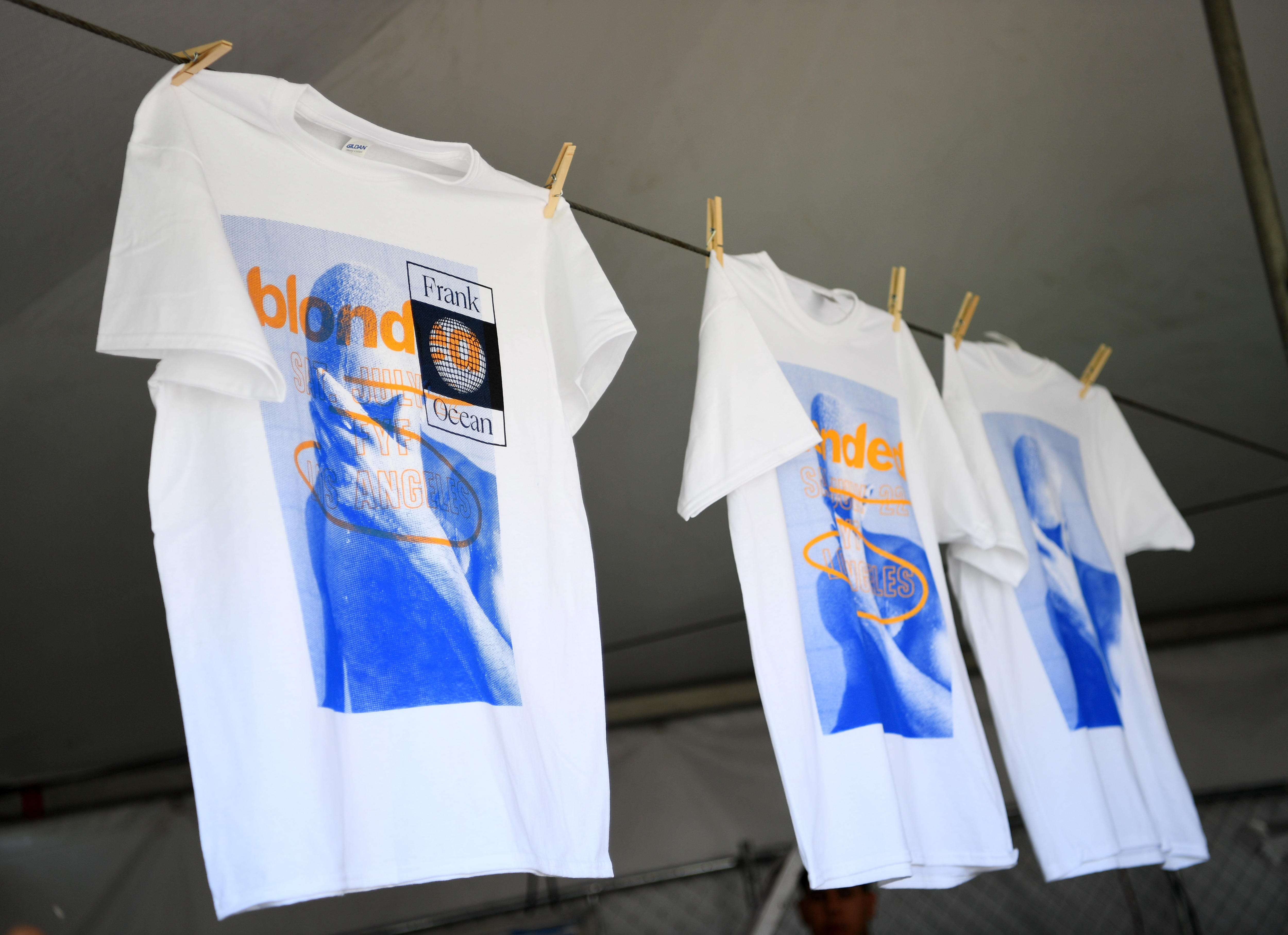 Blond shirts at FYF 2017