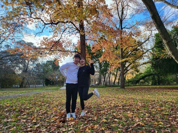 在一个金秋，Fiona和Jason一起出游。