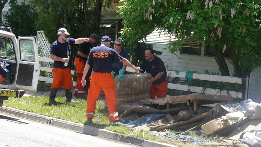 SES workers start the flood clean-up operation in Moree