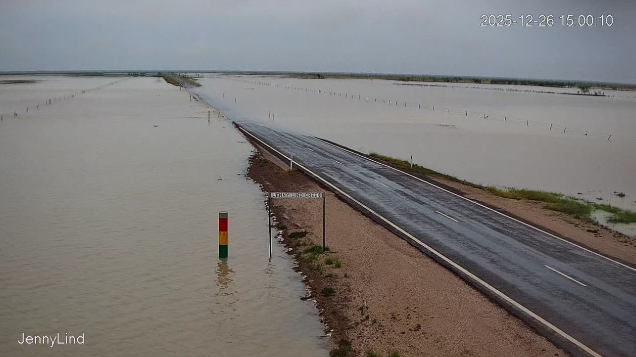 Agua sobre una carretera