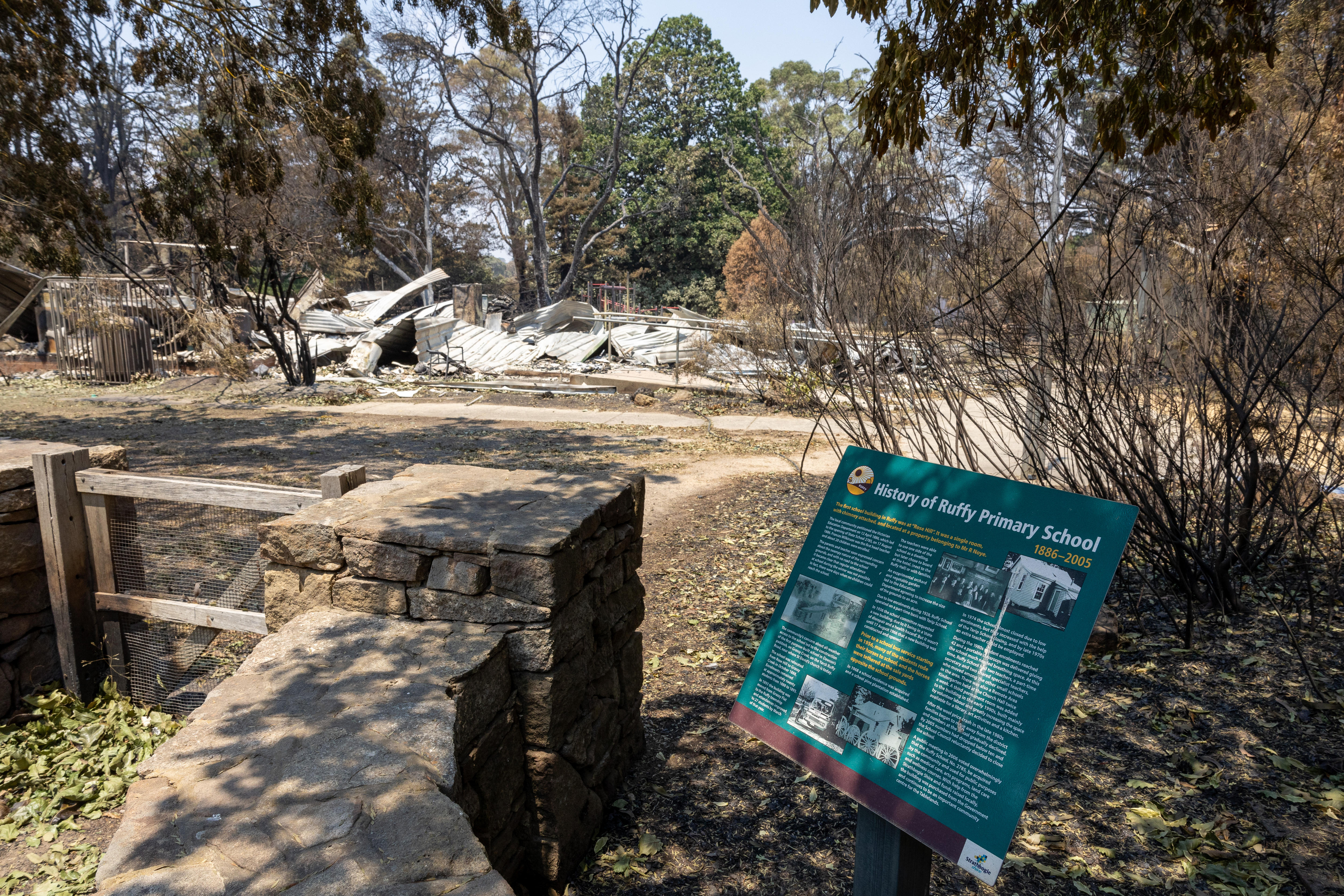 Escombros de una histórica escuela primaria que se incendió