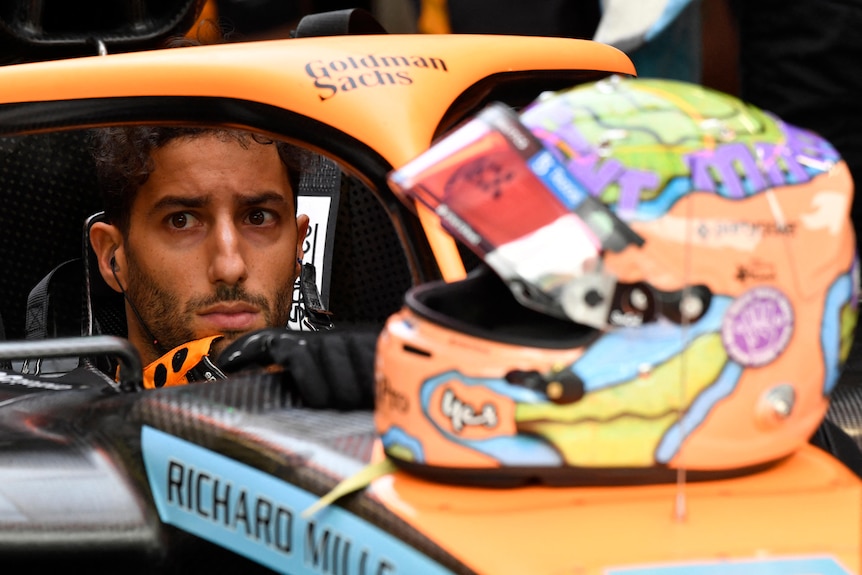 Daniel Ricciardo monte dans sa McLaren avant de se qualifier en Belgique.