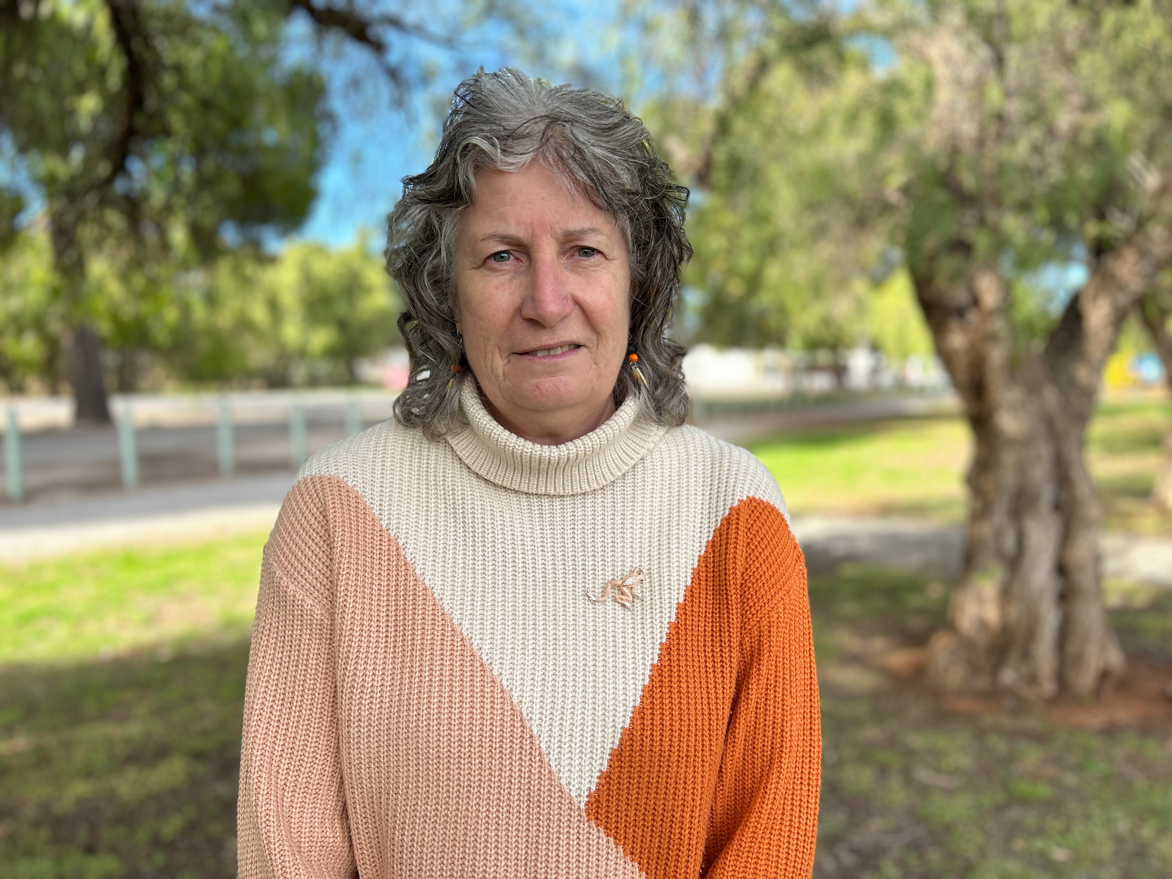 Una mujer sonriendo a la cámara. 