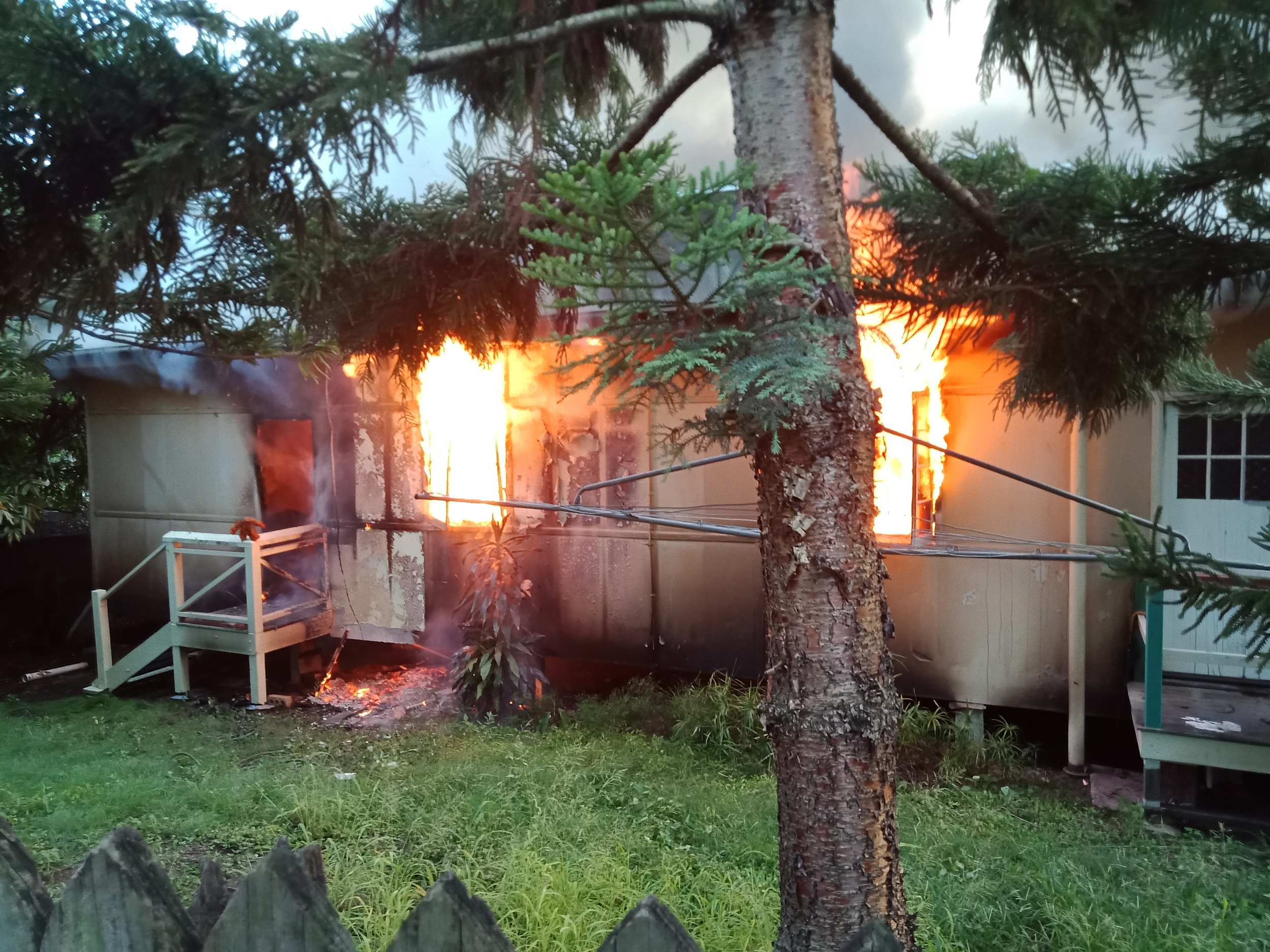 South Brisbane unit fire sends smoke across city ABC News