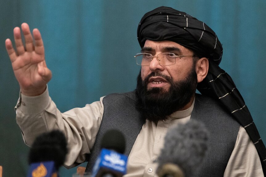 阿富汗塔利班国际媒体发言人 Sohail Shaheen 今年早些时候在莫斯科举行的新闻发布会上发表讲话。
