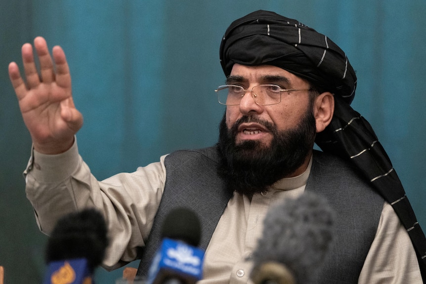Purtătorul de cuvânt al talibanilor afgani pentru presa internațională, Sohail Shaheen, vorbește la o conferință de presă la Moscova la începutul acestui an.