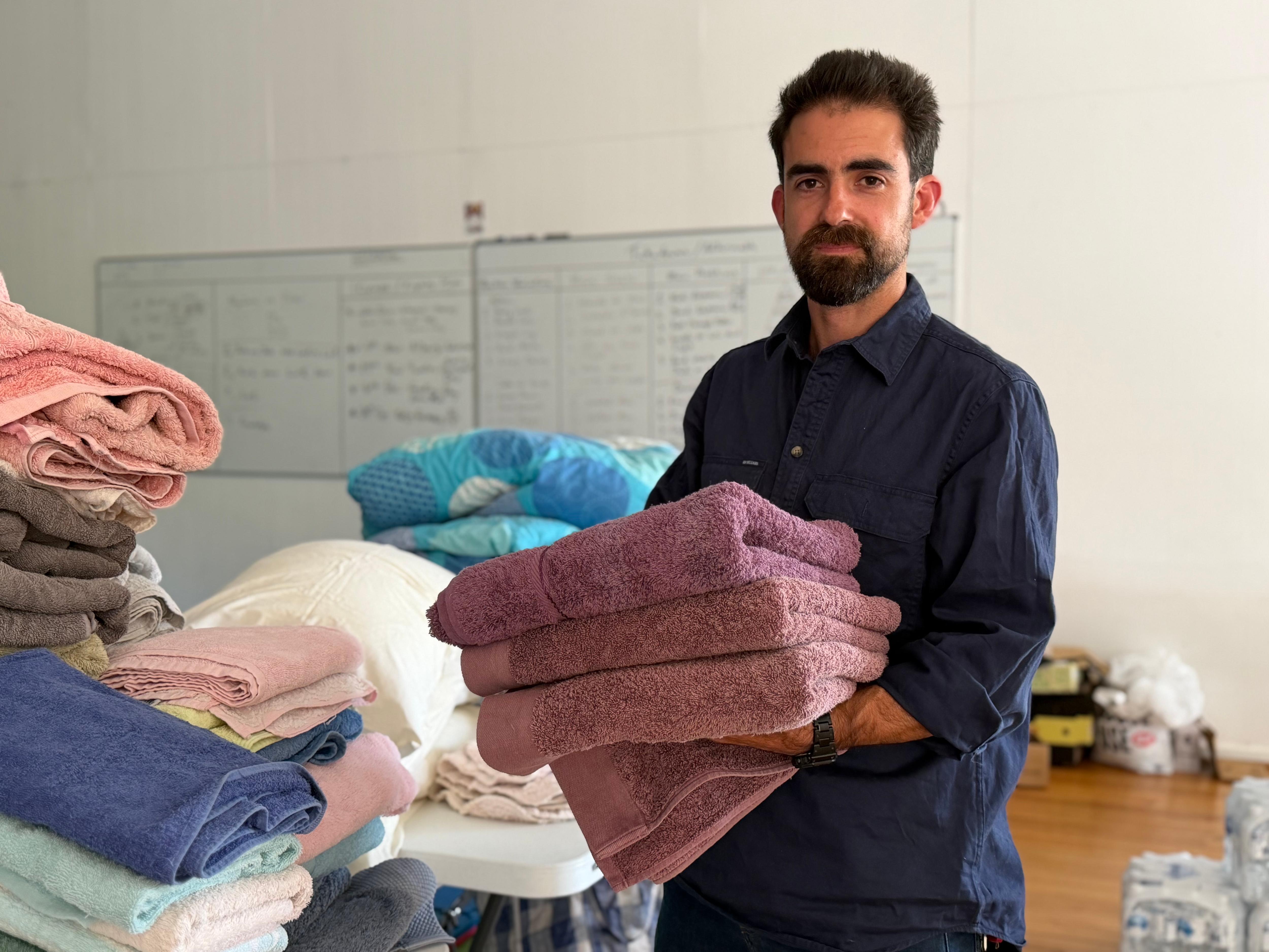 un hombre sosteniendo toallas