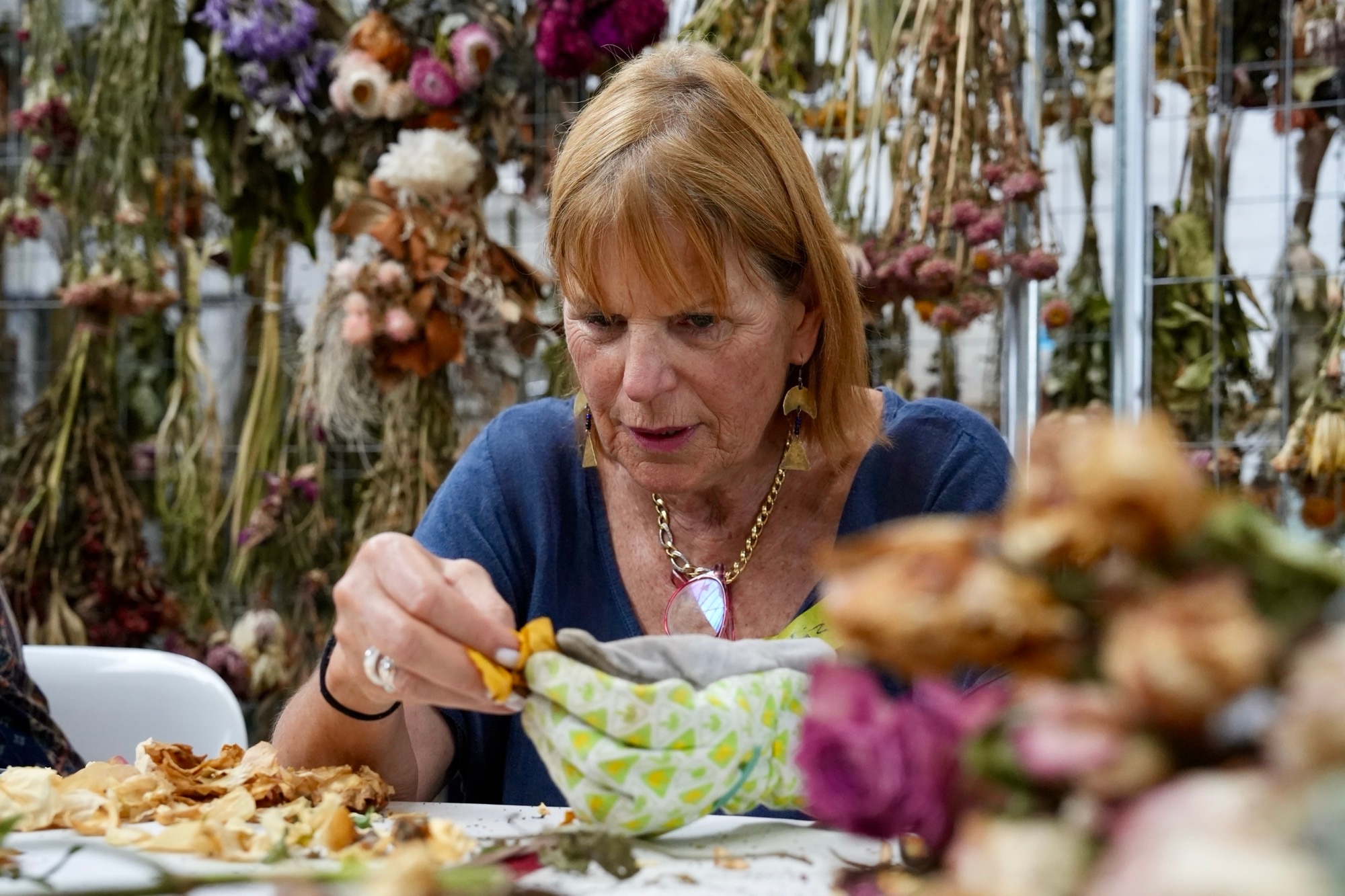 Curadores e voluntários do Museu Judaico de Sydney preservam flores memoriais de Bondi