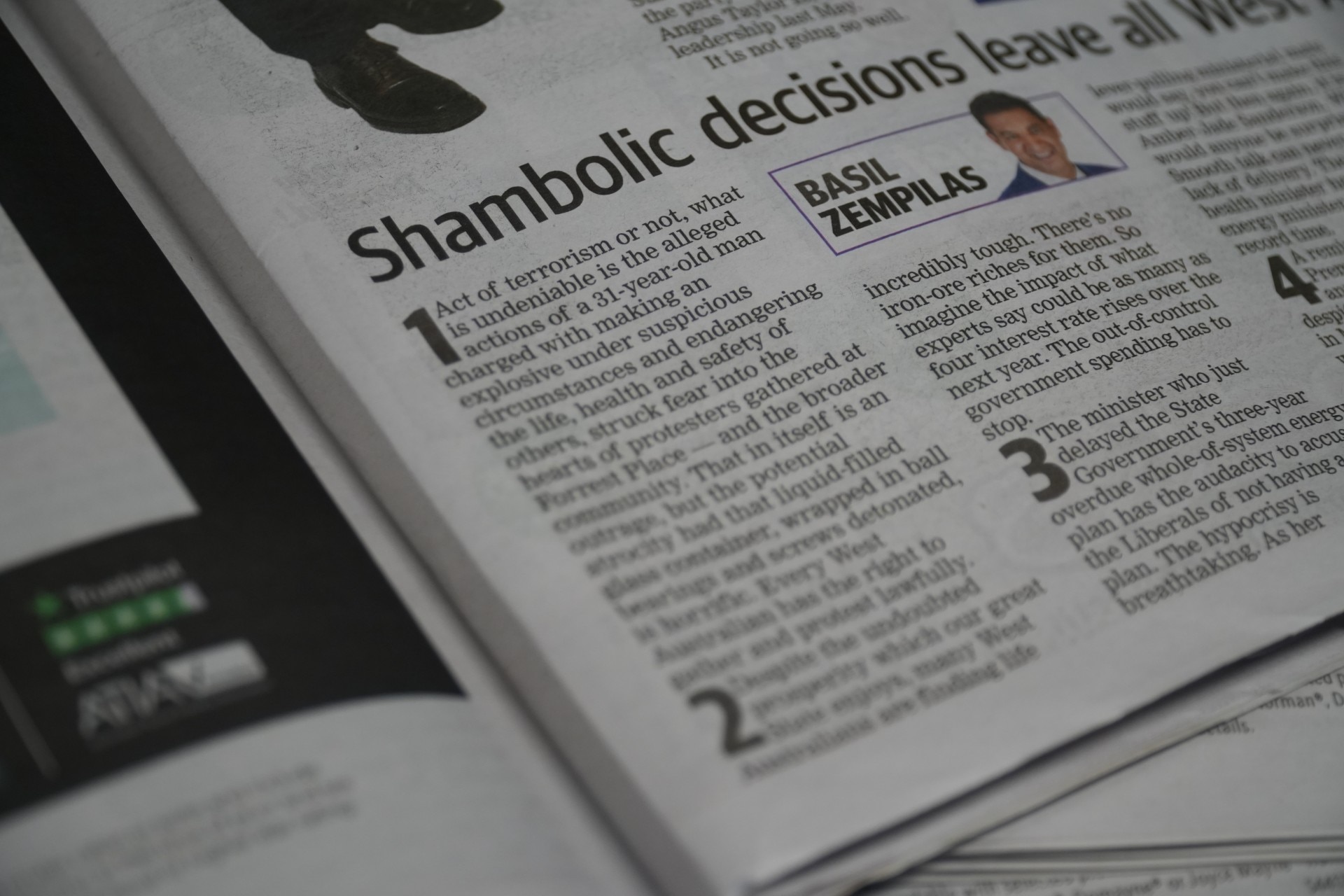 Un periódico colocado sobre una mesa.