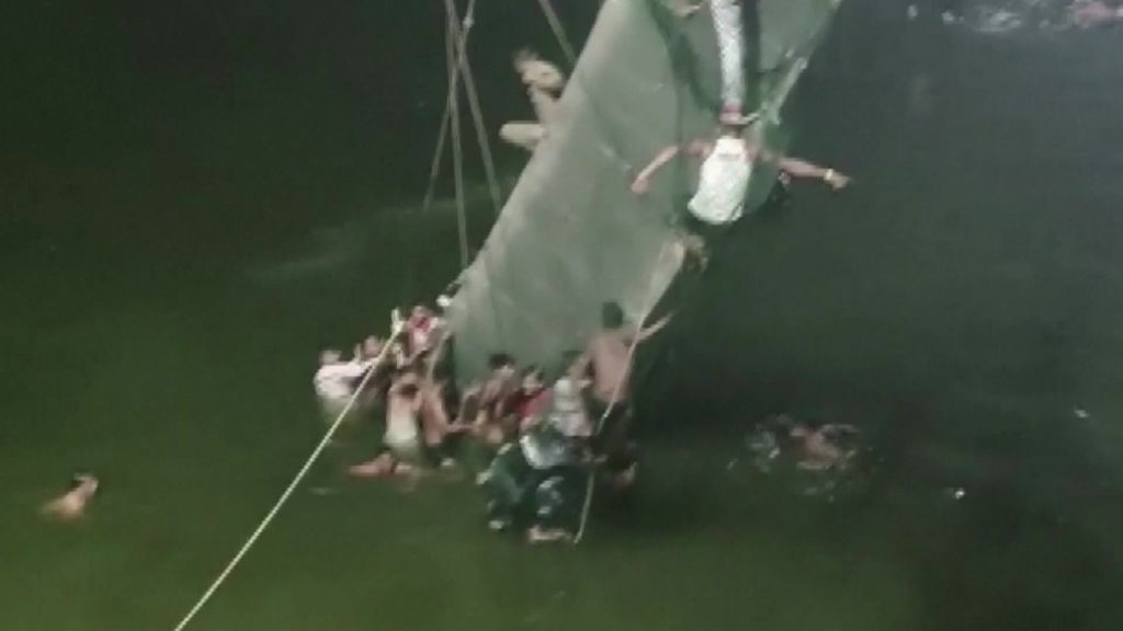 Bridge collapses in India's Gujarat state, killing at least 132 people and  injuring dozens more - ABC News