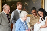 女王和爱丁堡公爵与梅根的母亲多利亚一起被介绍给新生宝宝。